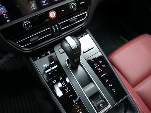 Certified 2025 Porsche Macan image 21