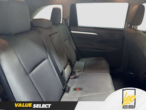 Used 2019 Toyota Highlander LE FWD image 28
