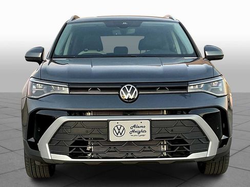 New 2025 Volkswagen Taos SE image 3