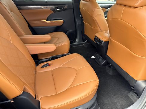 New 2026 Toyota Highlander Platinum image 19