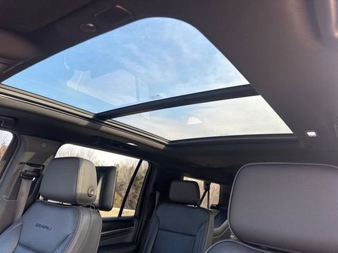 Used 2022 GMC Yukon XL Denali w/ Denali Ultimate Package image 17