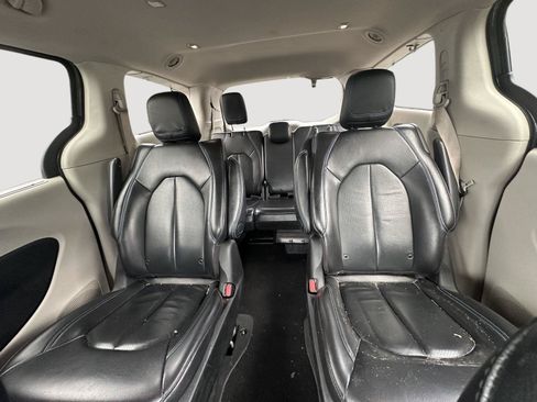 Used 2021 Chrysler Pacifica Touring-L FWD image 12