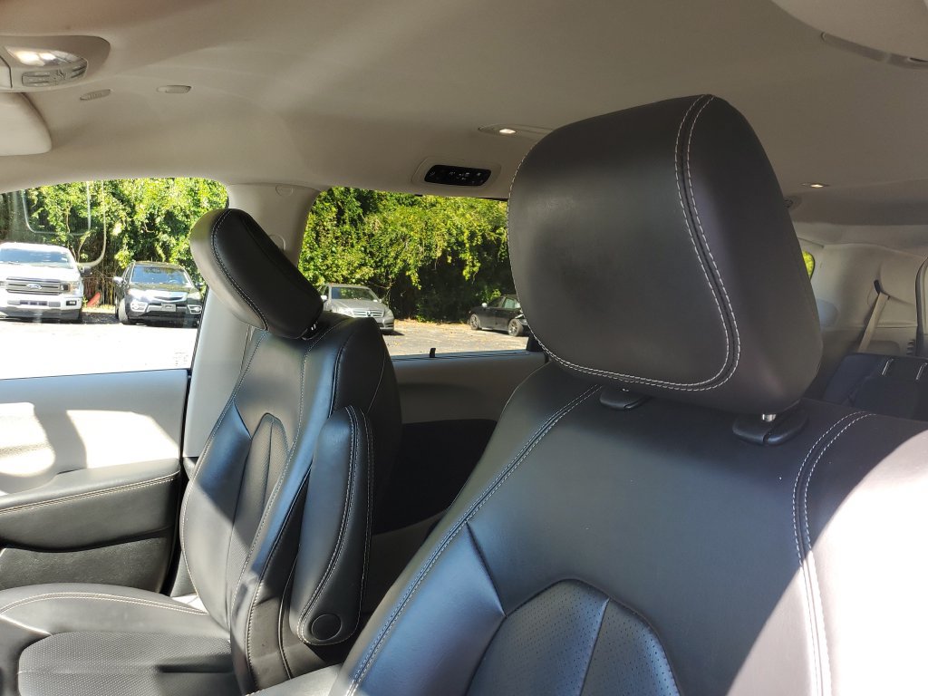 Used 2023 Chrysler Pacifica Touring-L FWD image 18