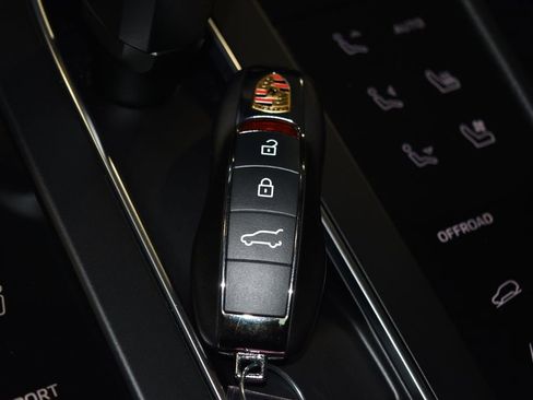 Certified 2025 Porsche Macan image 19