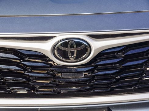 Certified 2023 Toyota Highlander XLE image 12