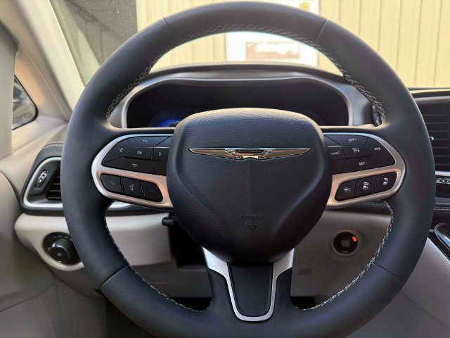 Used 2023 Chrysler Pacifica Touring-L AWD/4WD image 21
