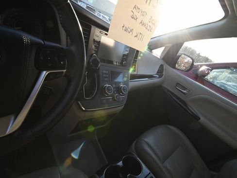 Used 2018 Toyota Sienna XLE Premium image 6