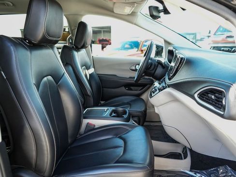 Certified 2024 Chrysler Pacifica Select image 17