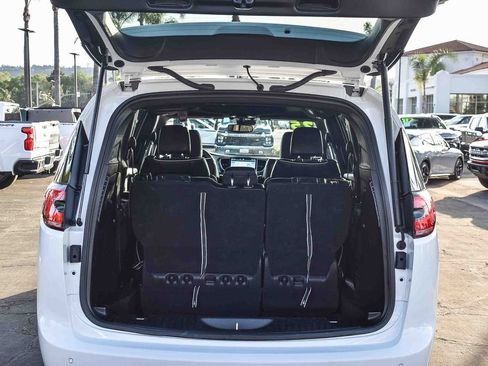 Used 2025 Chrysler Pacifica Limited image 26