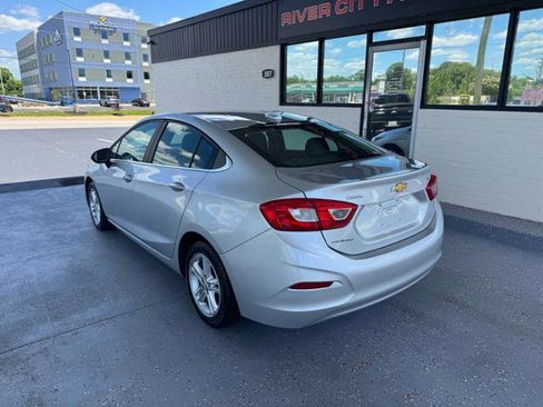 Used 2017 Chevrolet Cruze LT w/ Convenience Package FWD image 5