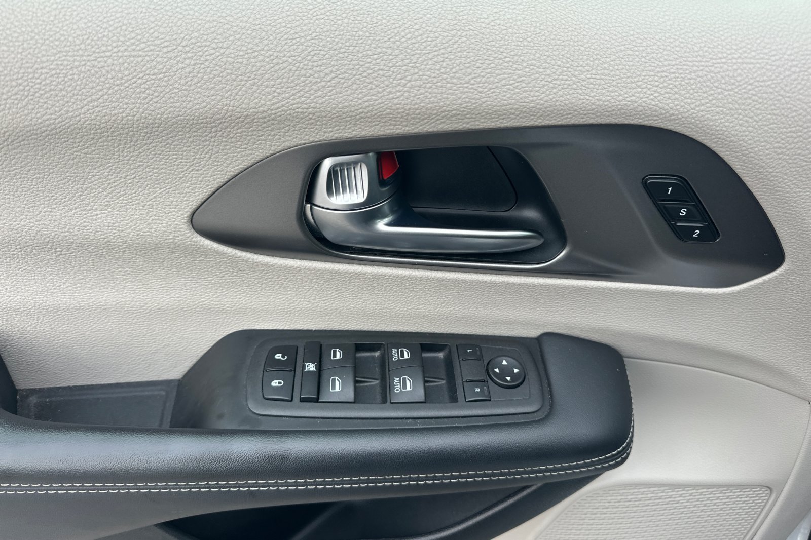 Used 2023 Chrysler Pacifica Touring-L FWD image 11