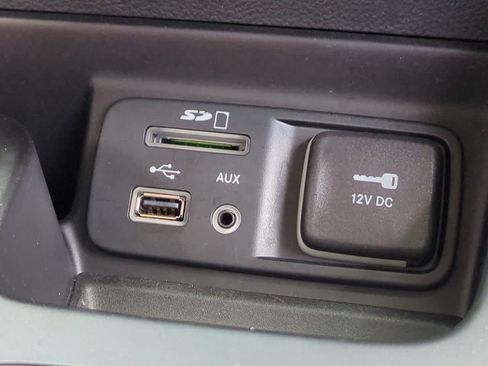 Used 2016 Jeep Cherokee Latitude w/ Cold Weather Group AWD/4WD image 28