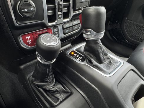 Used 2024 Jeep Wrangler Unlimited Rubicon AWD/4WD image 36
