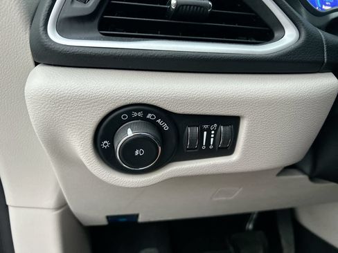 Used 2023 Chrysler Pacifica Touring-L FWD image 21