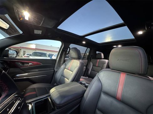 Used 2024 Chevrolet Traverse RS image 22