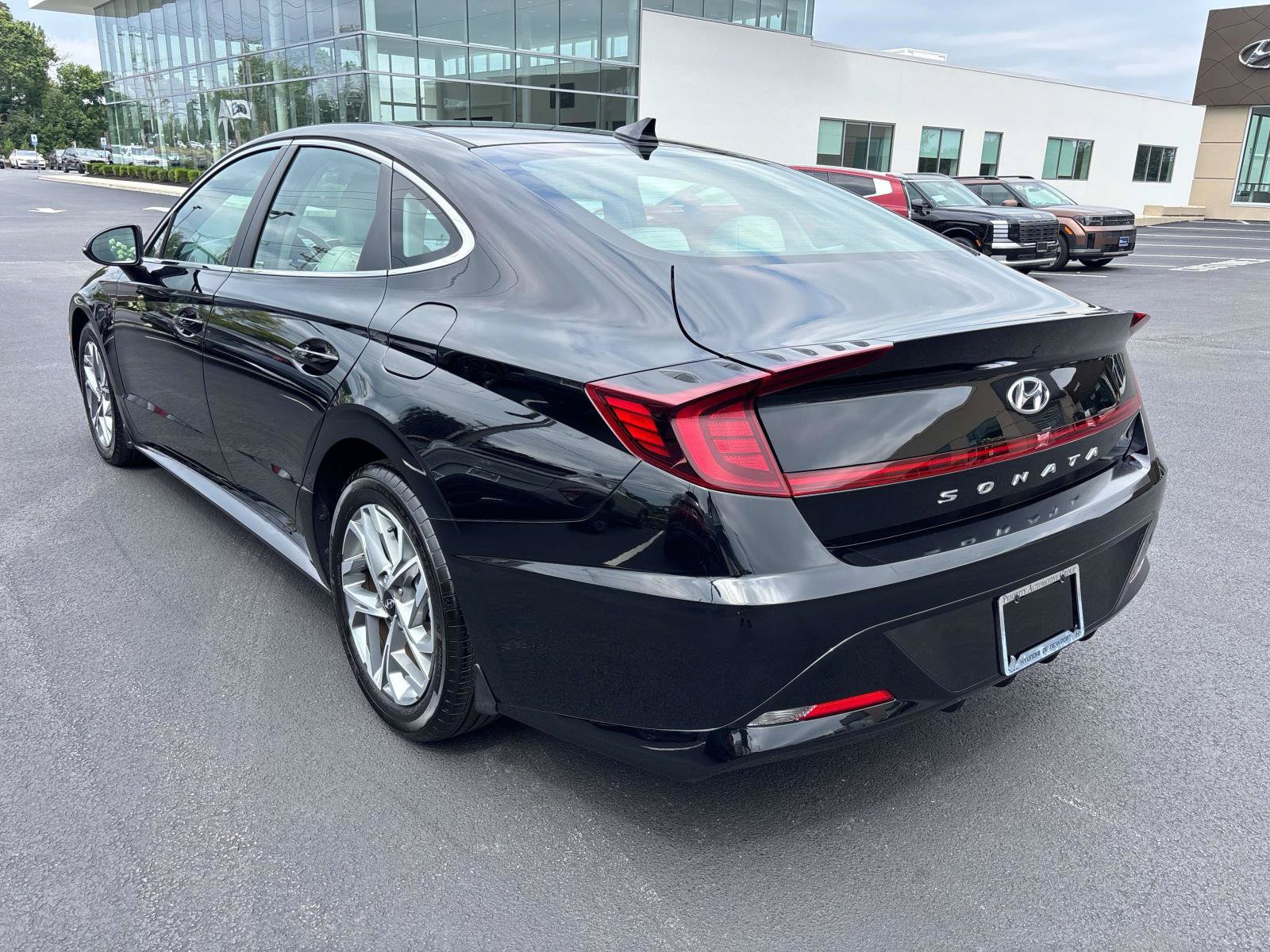 Used 2023 Hyundai Sonata SEL w/ Preferred Accessory Package FWD image 3