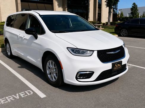 Used 2024 Chrysler Pacifica Touring-L FWD image 5