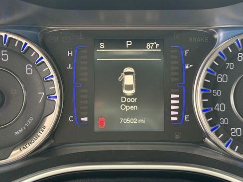 Used 2015 Chrysler 200 Limited w/ Convenience Group FWD image 9
