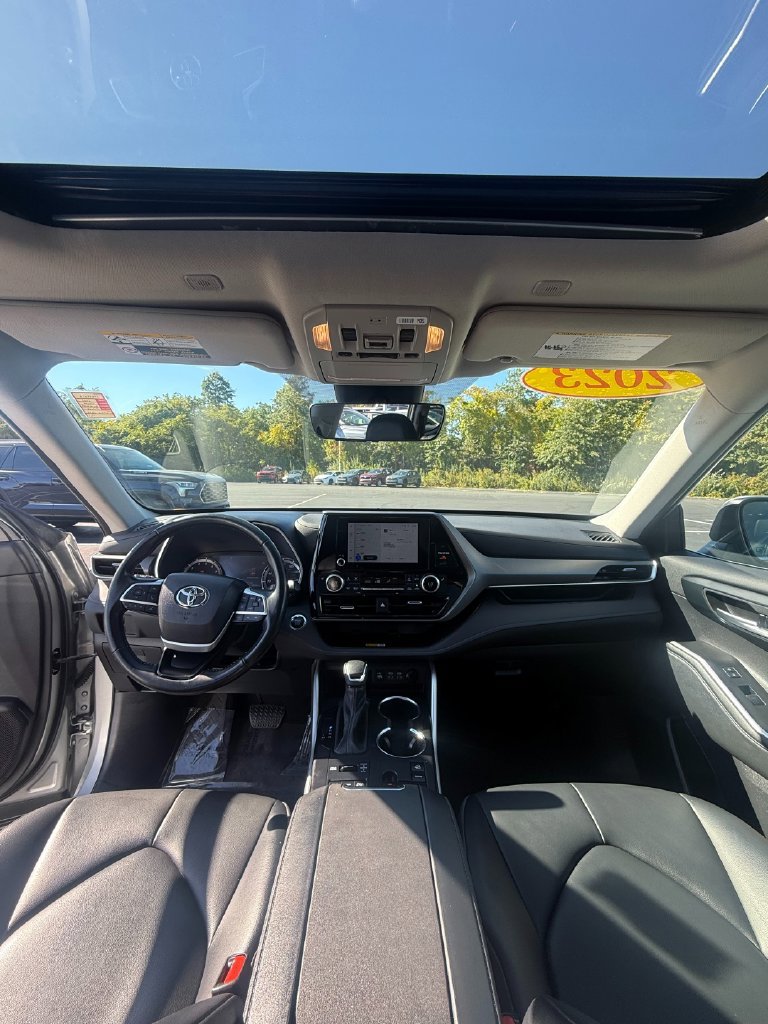 Used 2023 Toyota Highlander XLE AWD/4WD image 30