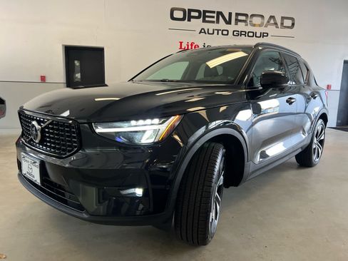 Used 2023 Volvo XC40 B5 Plus w/ Climate Package AWD/4WD image 3