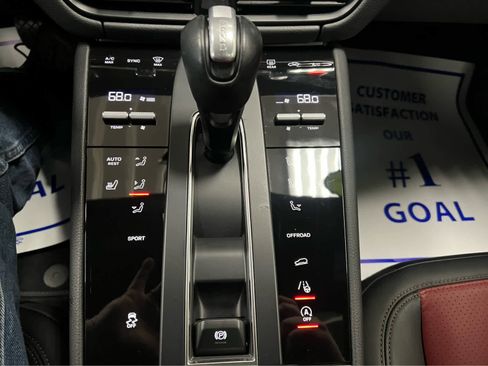 Used 2024 Porsche Macan image 15