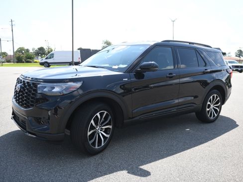 Used 2025 Ford Explorer ST-Line AWD/4WD image 4