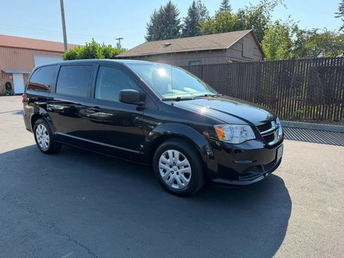 Used 2018 Dodge Grand Caravan SE FWD image 3