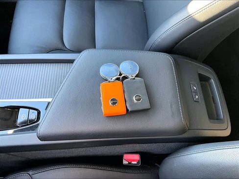 Used 2025 Volvo XC60 B5 Core image 13