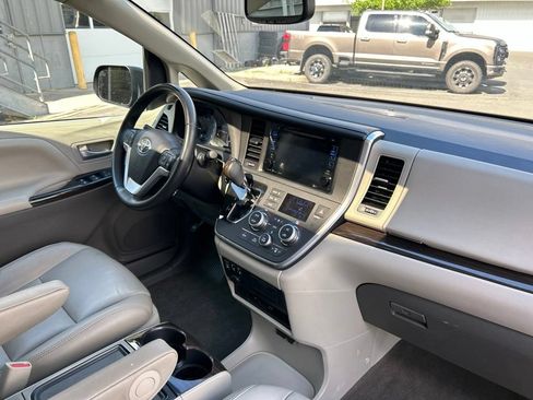 Used 2017 Toyota Sienna XLE Premium FWD image 42