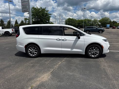 Used 2024 Chrysler Pacifica Touring-L AWD/4WD image 2