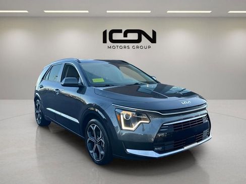Used 2023 Kia Niro EX Touring image 3