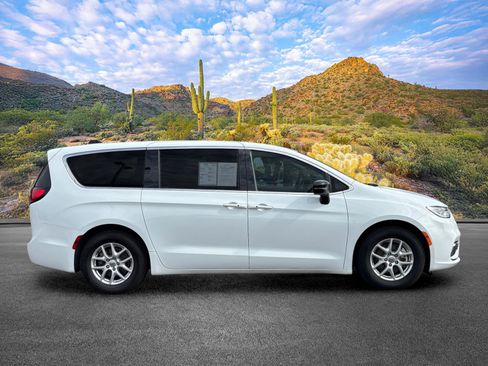 Used 2024 Chrysler Pacifica Touring-L FWD image 3