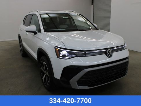 New 2026 Volkswagen Taos SEL image 5