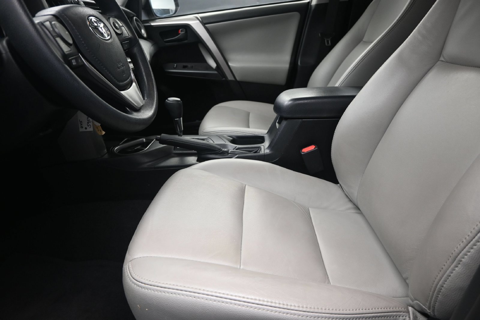 Used 2018 Toyota RAV4 LE FWD image 13