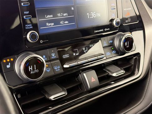 Used 2022 Toyota Highlander XLE image 14