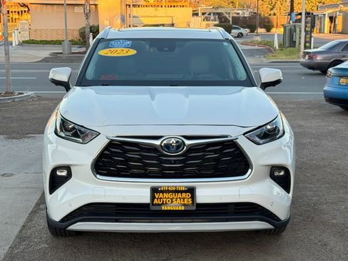Used 2023 Toyota Highlander Platinum AWD/4WD image 3