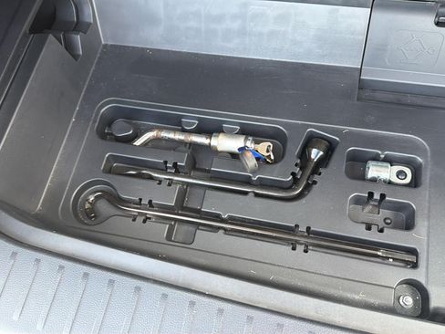 Used 2020 Toyota Highlander XLE FWD image 47