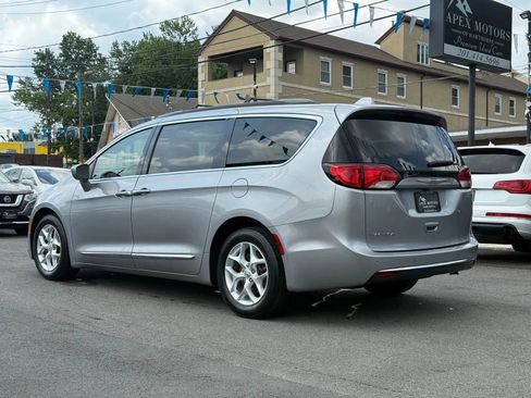 Used 2017 Chrysler Pacifica Touring-L w/ Tire & Wheel Group FWD image 5