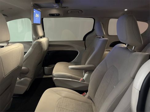 Used 2018 Chrysler Pacifica Touring Plus image 10