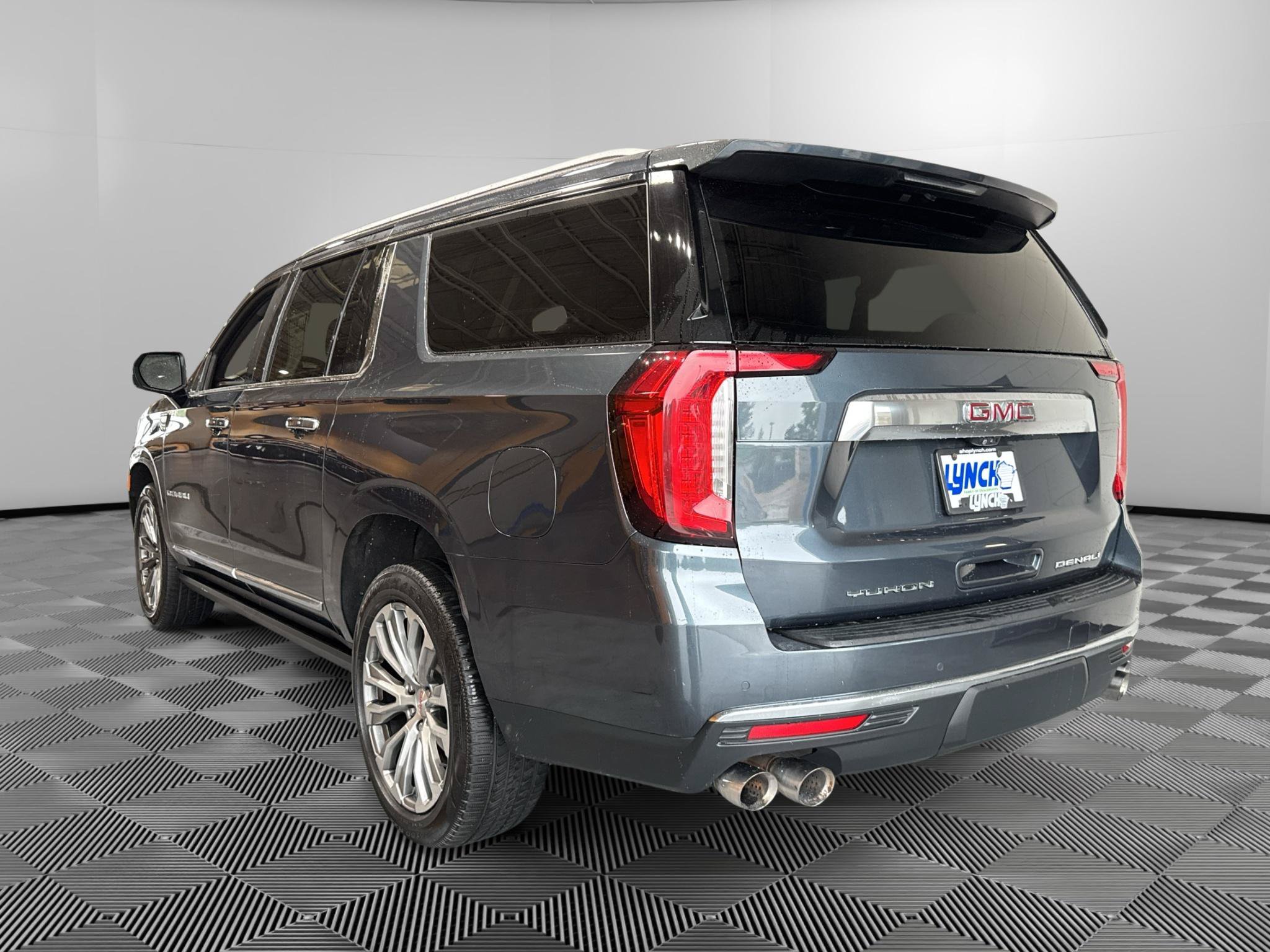 Used 2021 GMC Yukon XL Denali w/ Denali Premium Package AWD/4WD image 3