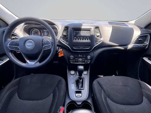 Used 2019 Jeep Cherokee Latitude w/ Popular Appearance Group AWD/4WD image 16
