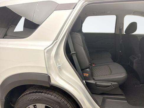 Used 2024 Nissan Pathfinder S image 17