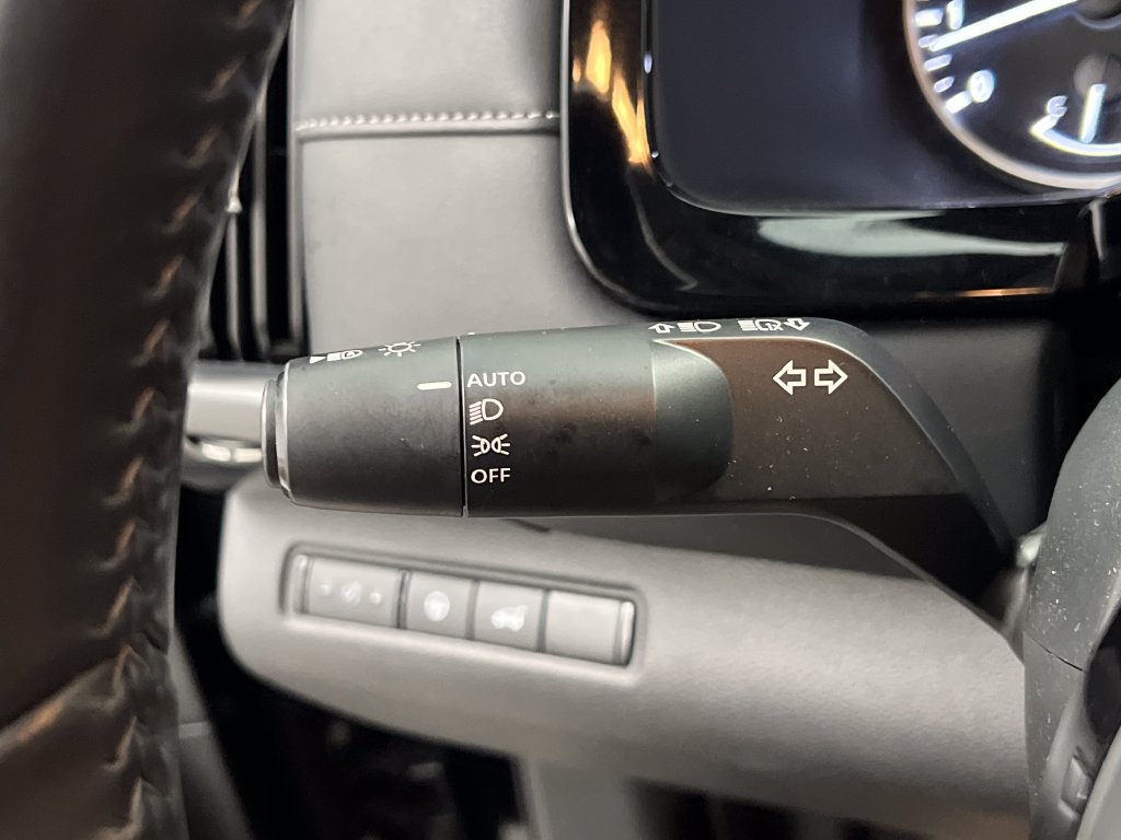 Used 2025 Nissan Pathfinder SL AWD/4WD image 54