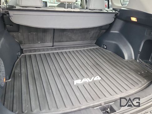 Used 2021 Toyota RAV4 Limited image 18