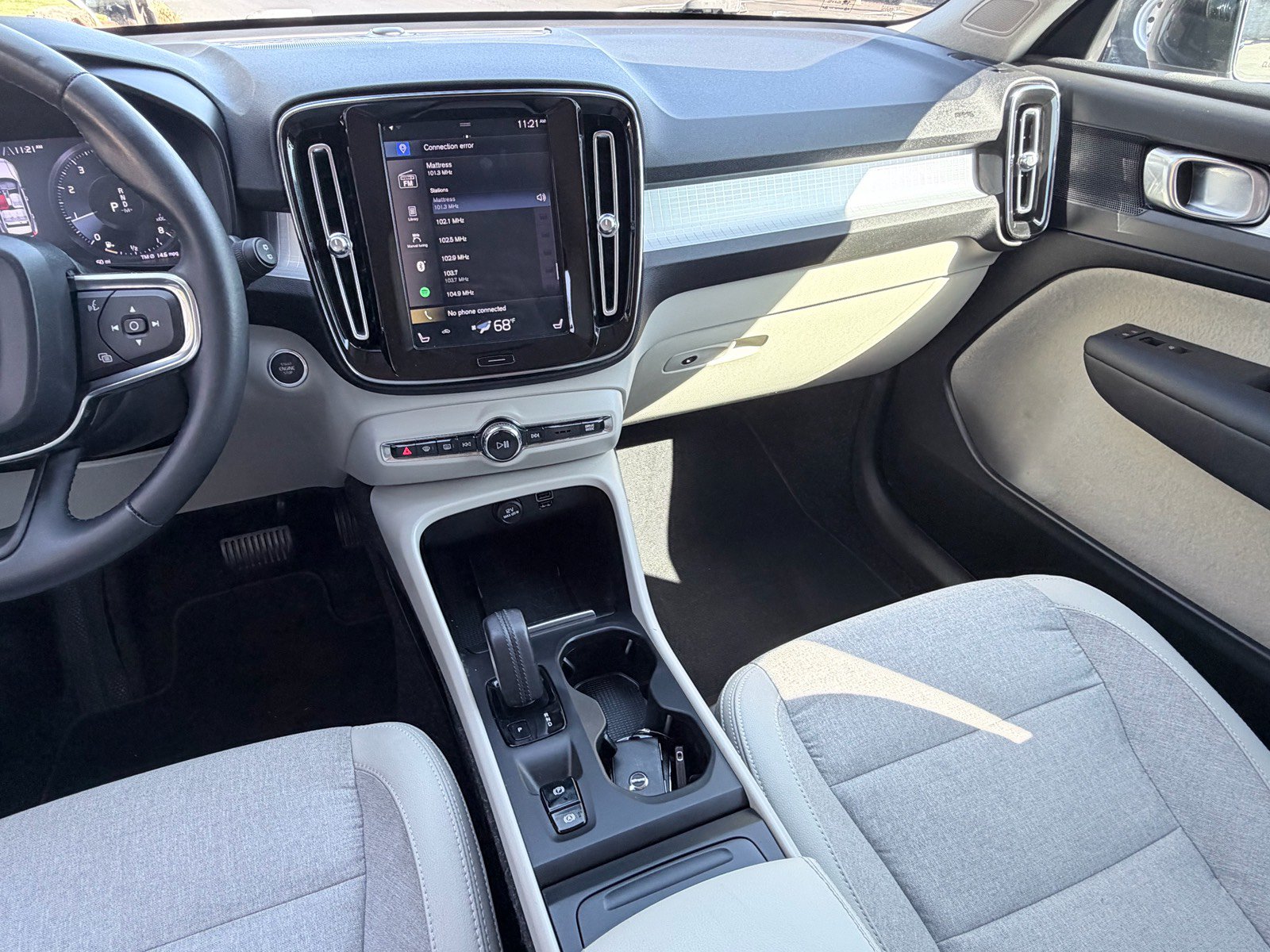 Used 2020 Volvo XC40 T4 Momentum FWD image 11