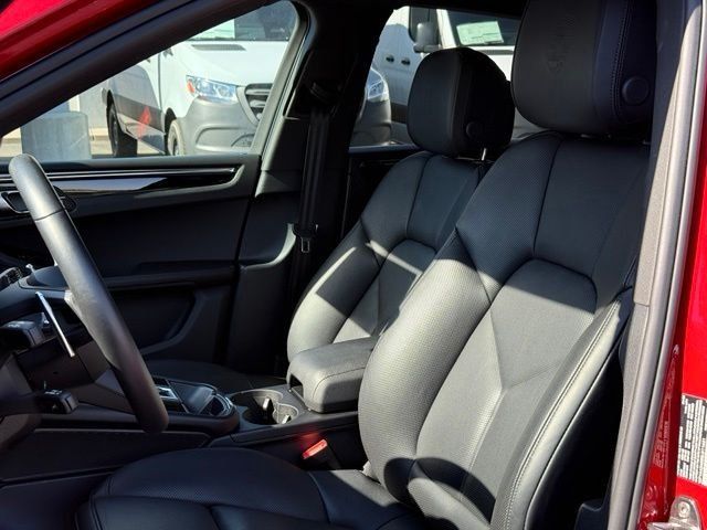 Used 2025 Porsche Macan AWD/4WD image 5