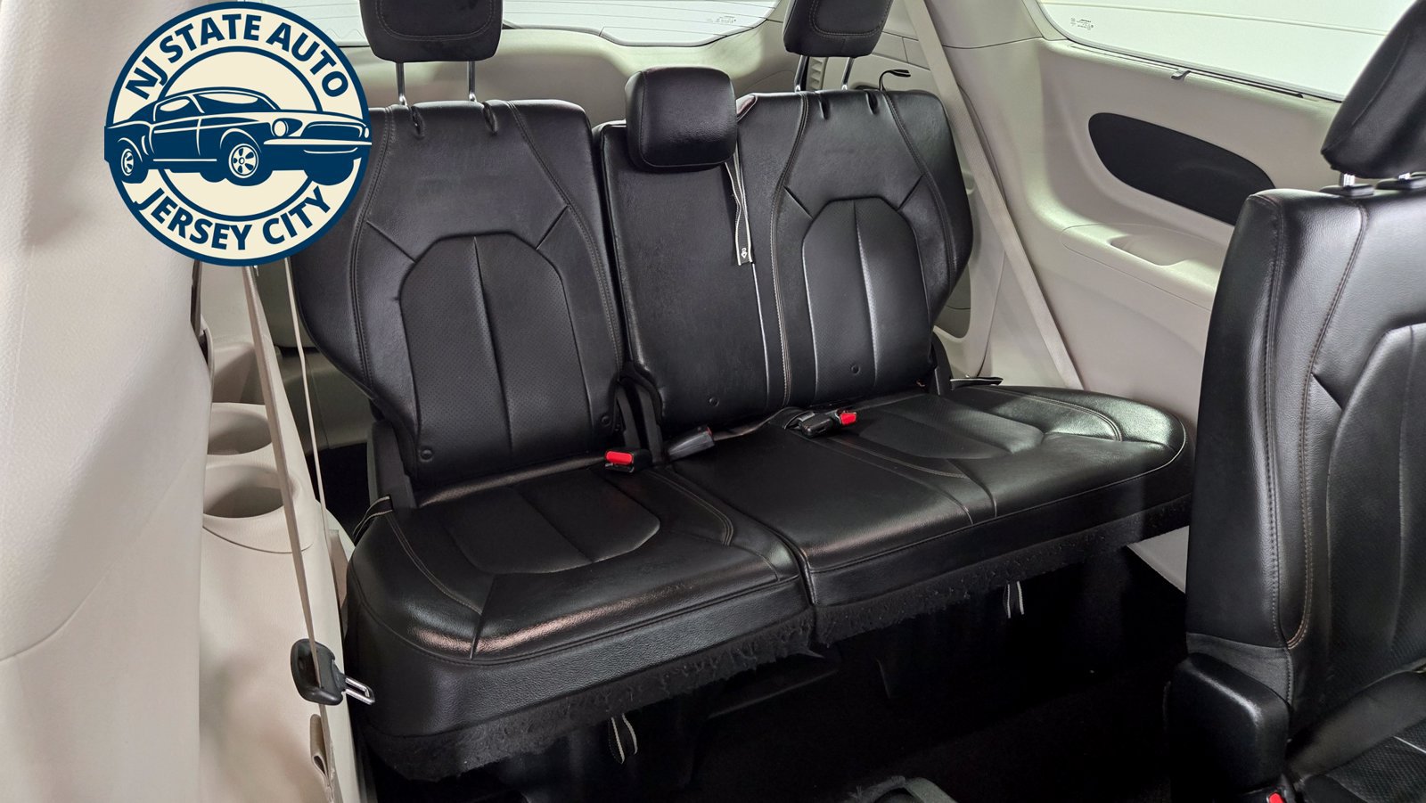 Used 2019 Chrysler Pacifica Touring-L FWD image 37