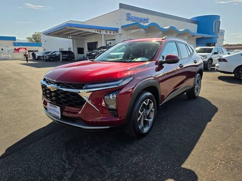 Used 2025 Chevrolet Trax LT FWD image 4