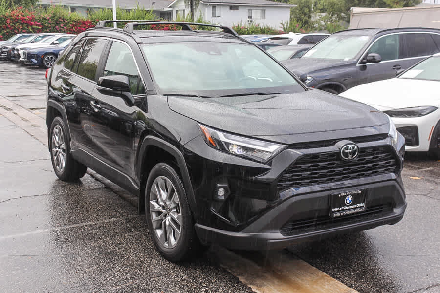 Used 2022 Toyota RAV4 XLE Premium AWD/4WD image 5