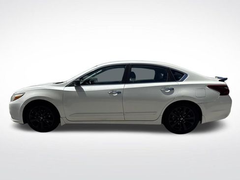 Used 2017 Nissan Altima 2.5 SR w/ Midnight Edition Package FWD image 9